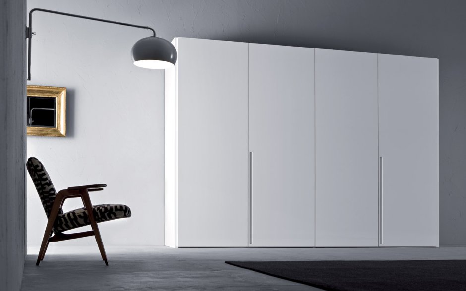 Шкаф в спальню с распашными дверями
