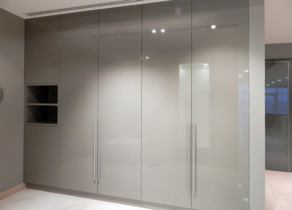 Шкаф во всю стену с телевизором