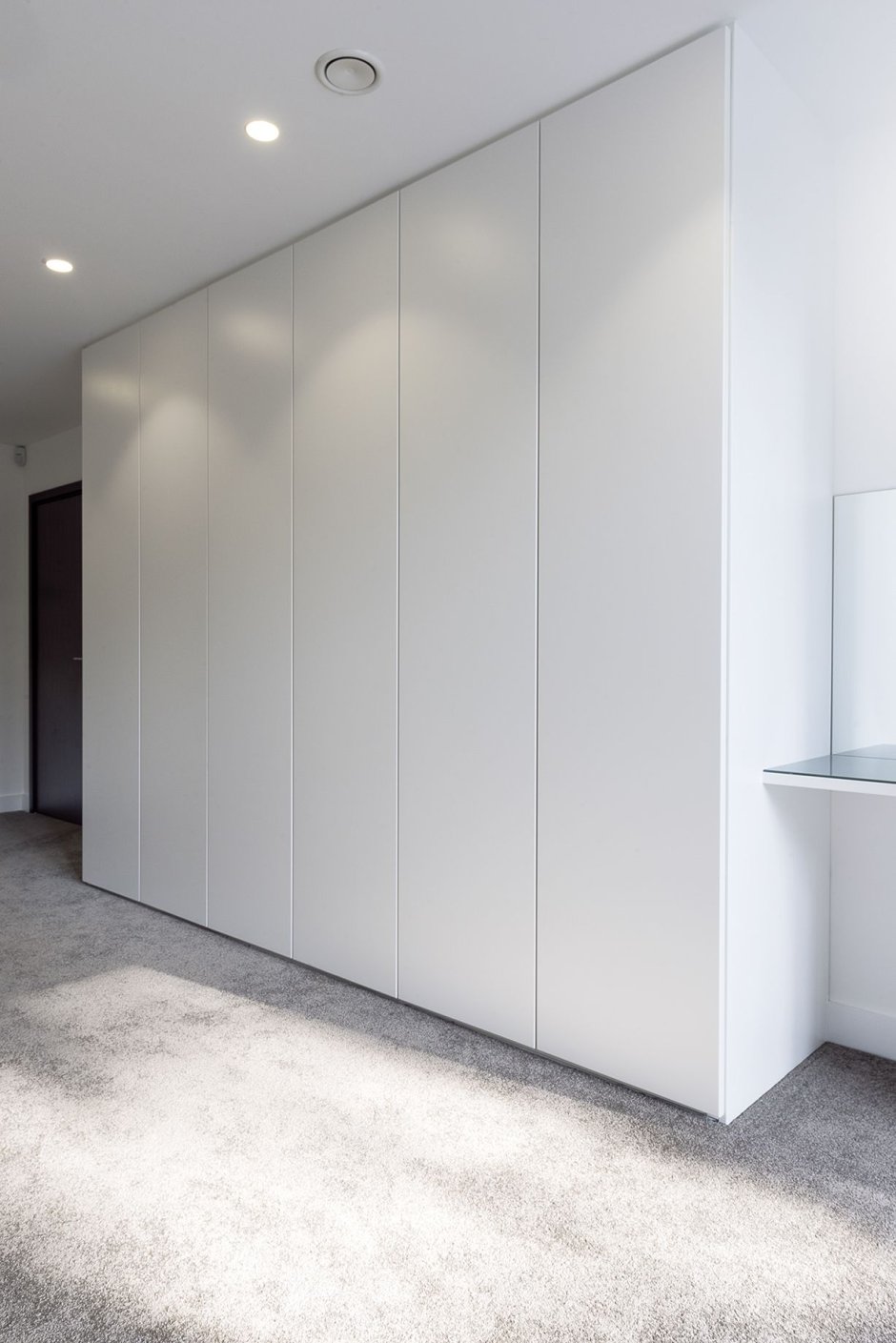 Шкаф без ручек