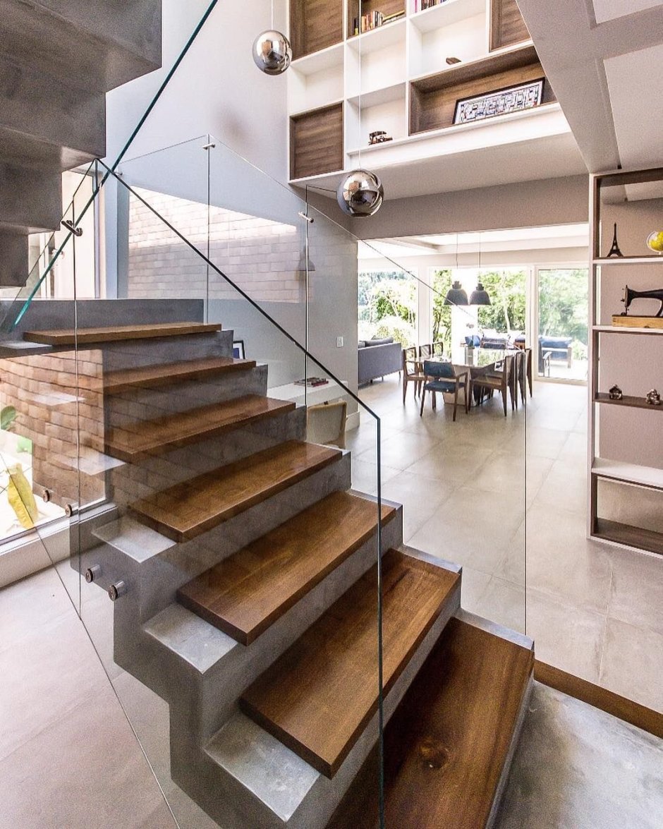 Лестница бетон и дерево