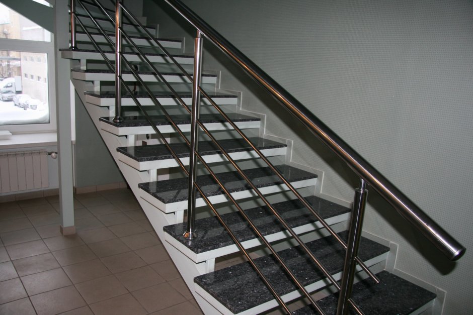 Металлические ступени из керамогранита