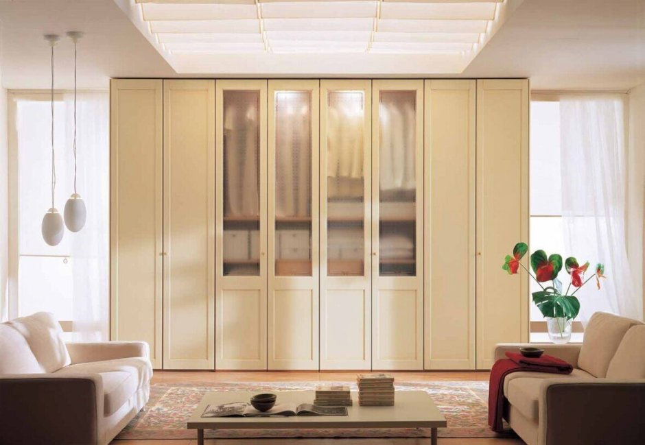 Зеркальный распашной шкаф