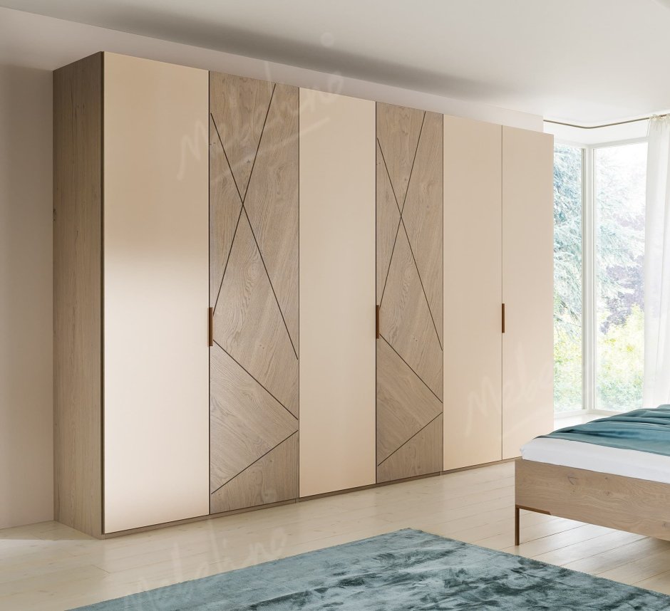 Встроенный шкаф с распашными дверцами