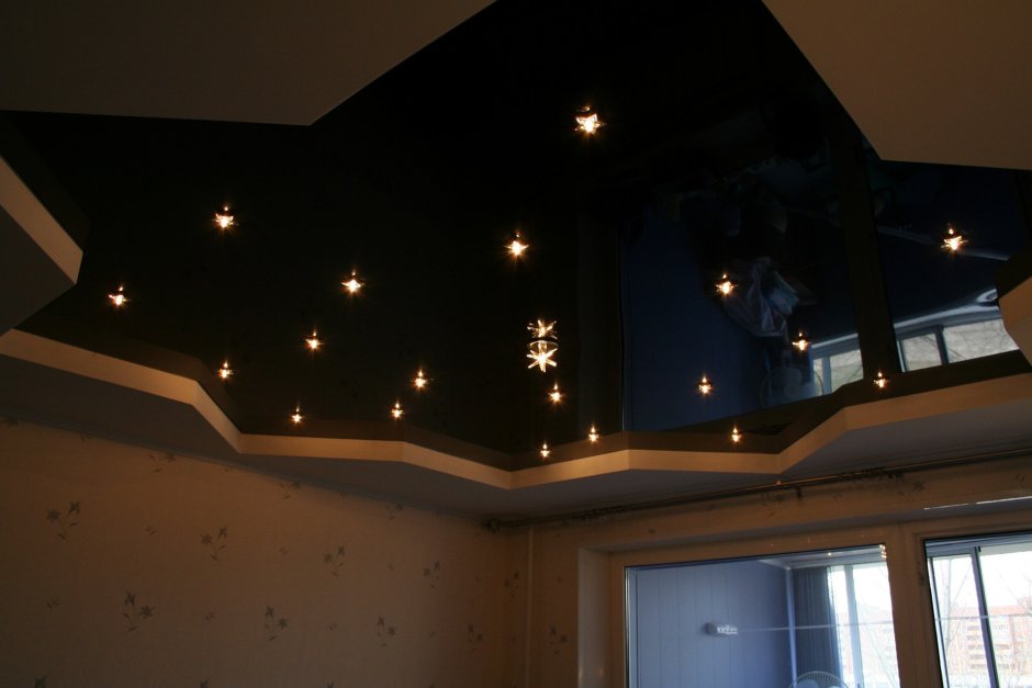 Черные точечные светильники на потолке