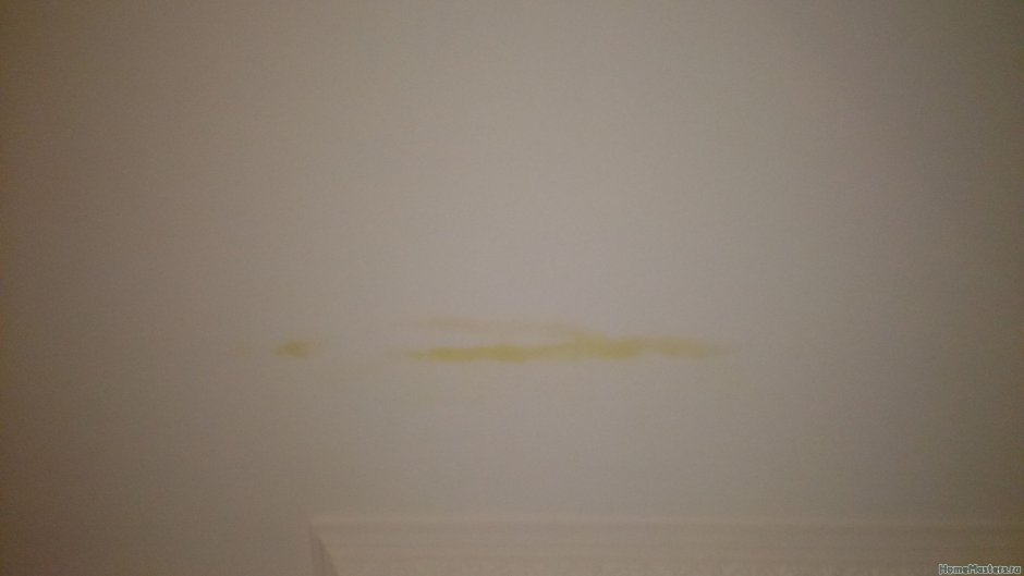 Желтые пятна на потолке