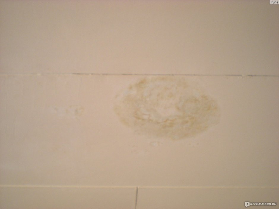 Коричневые пятна в ванной на потолке