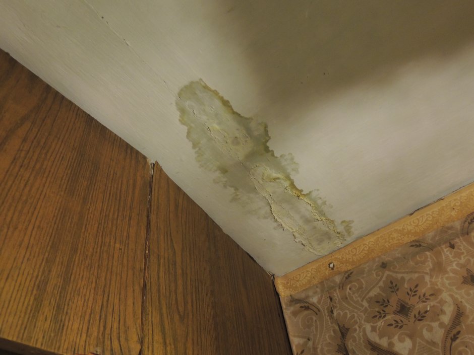 Разводы на потолке после затопления