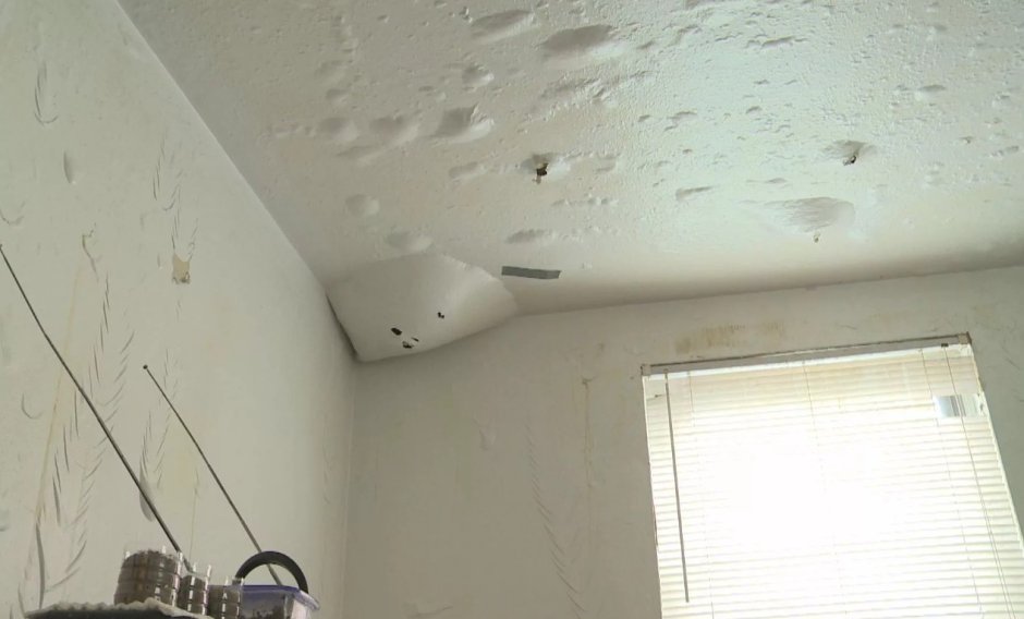 Ржавые пятна на потолке