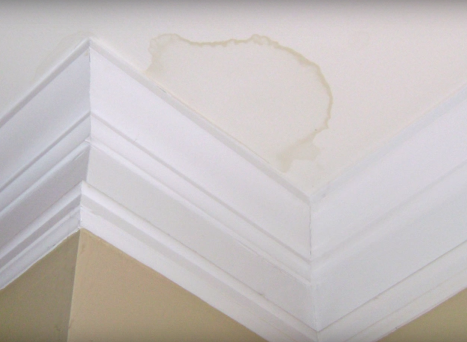 Желтые пятна на потолке