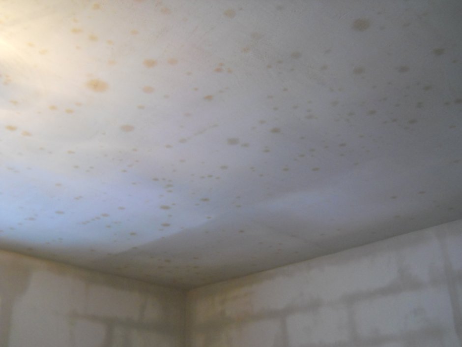 Желтые пятна на натяжном потолке