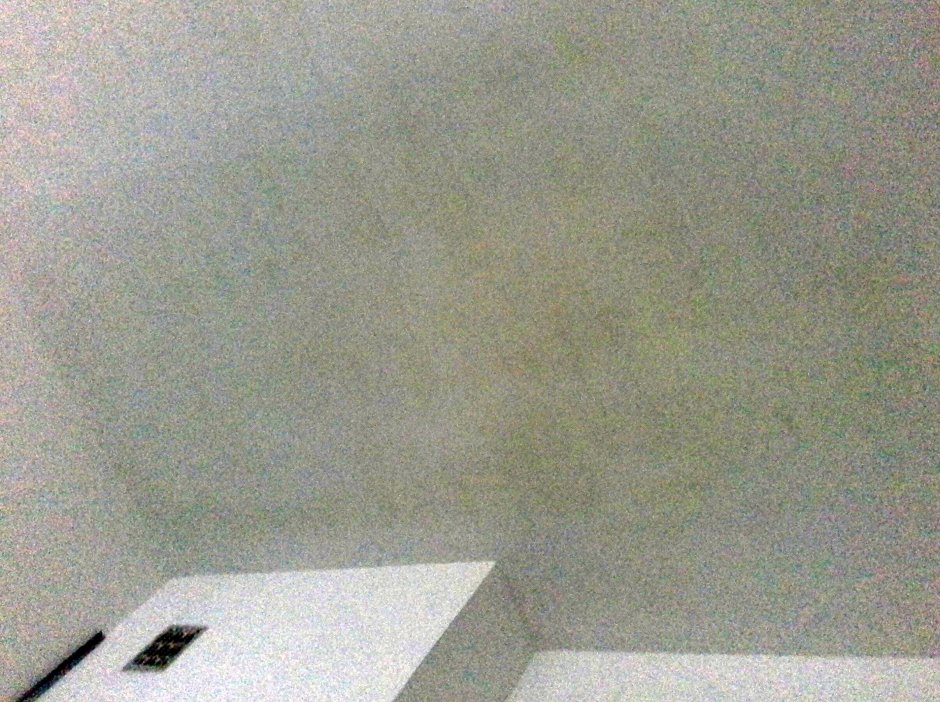 Желтые пятна на потолке