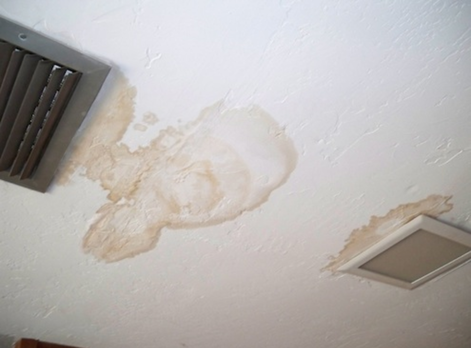 Пятна на потолке от протечки