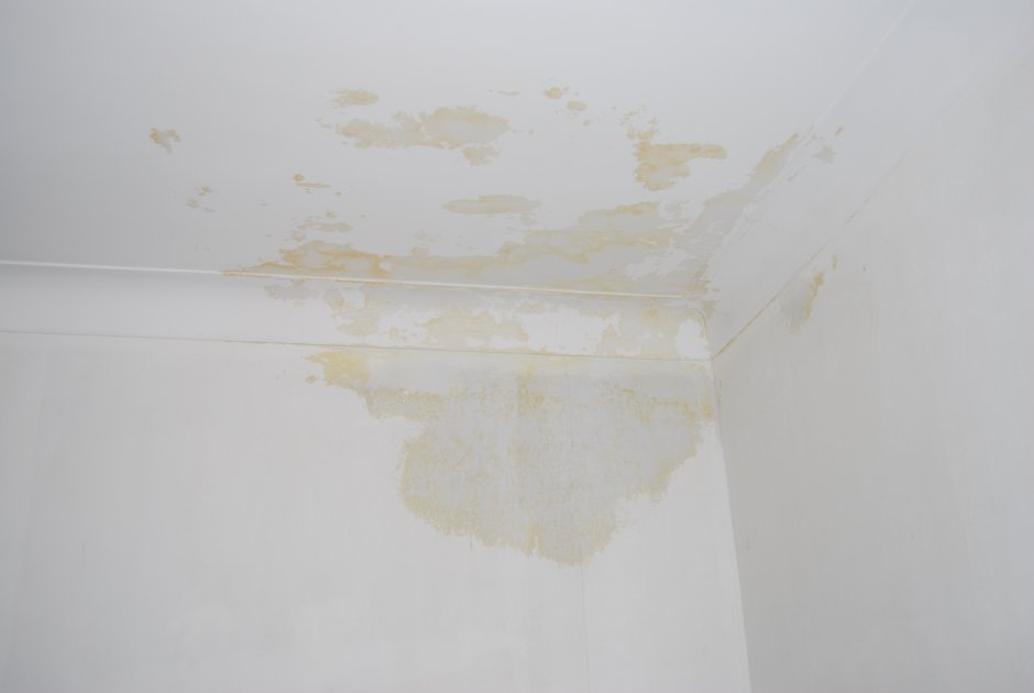Пятна на натяжном потолке