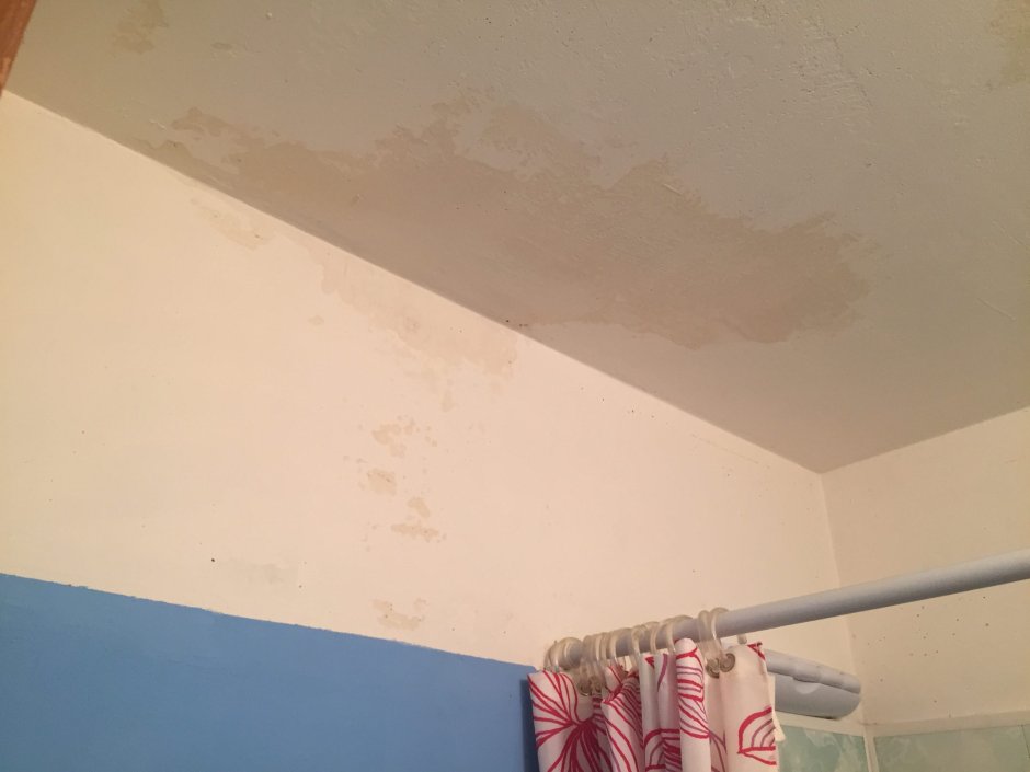 Желтые разводы на потолке