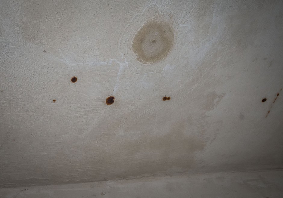 Разводы на потолке после затопления