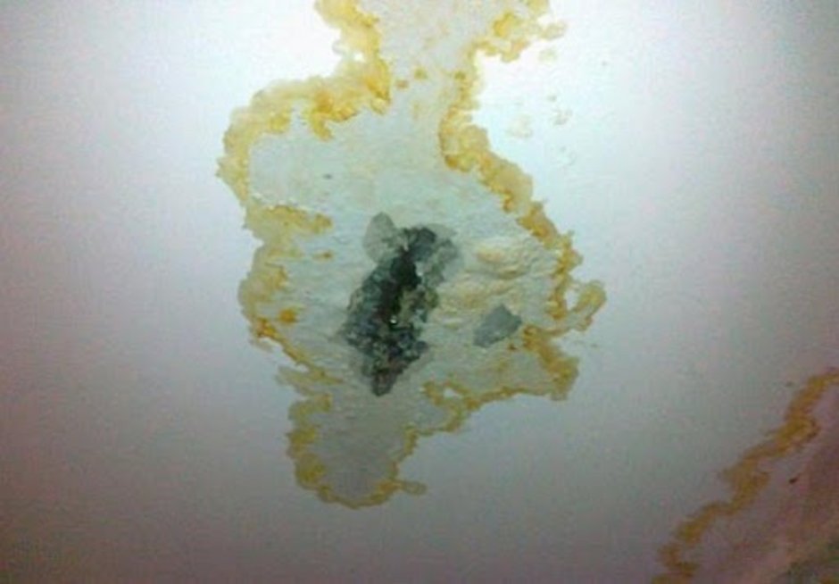 Пятна на натяжном глянцевом потолке