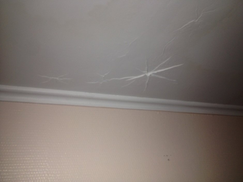 Желтые пятна на потолке