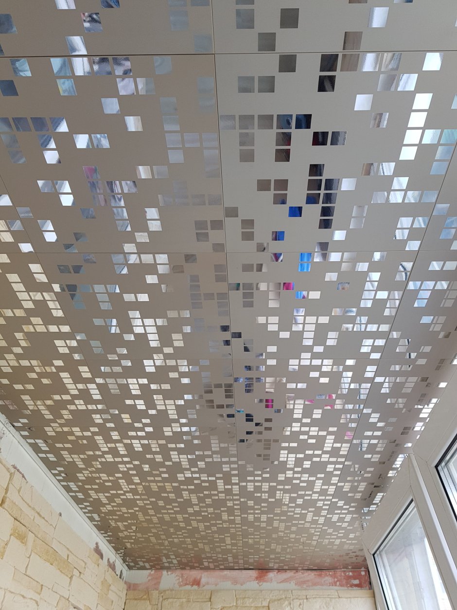 Декор из потолочной плитки на стене