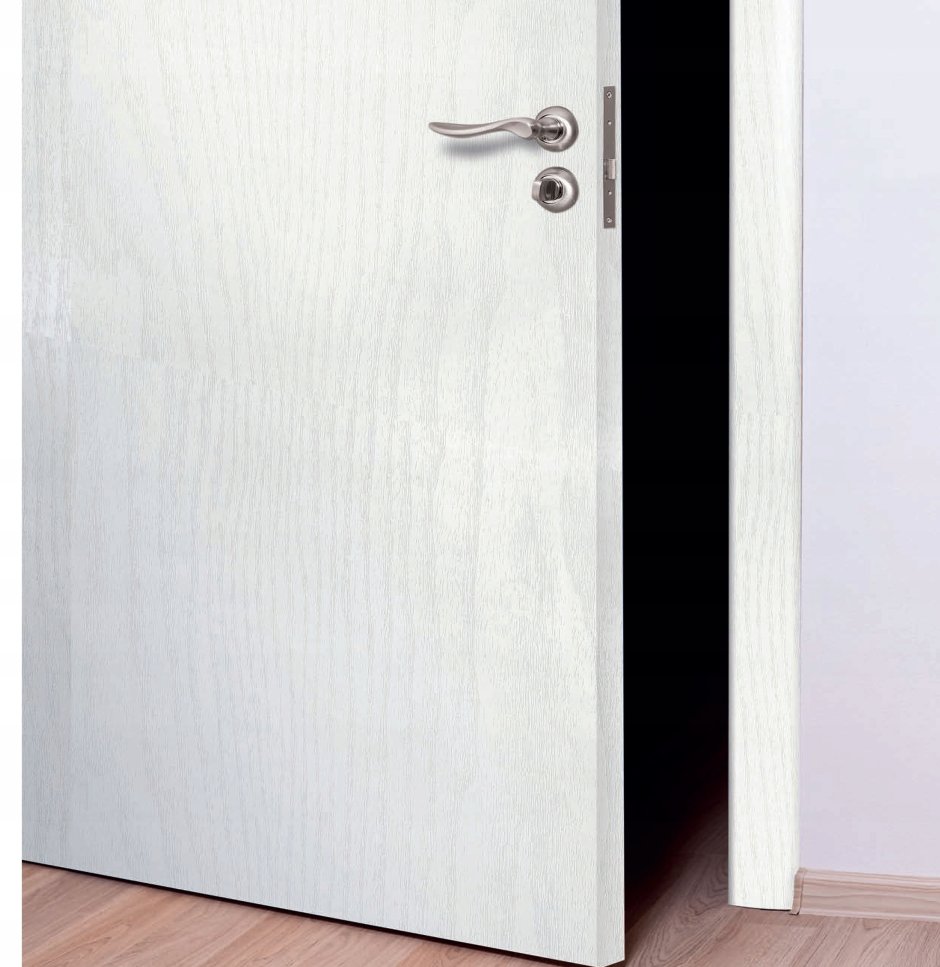 Дверь самоклеющейся пленкой