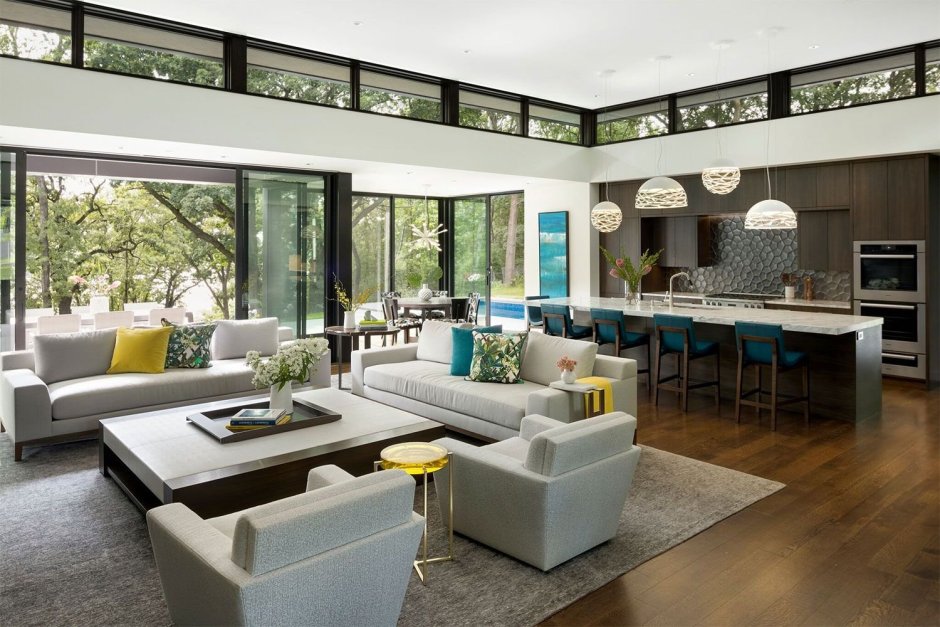 Интерьер гостиной в доме из клееного бруса