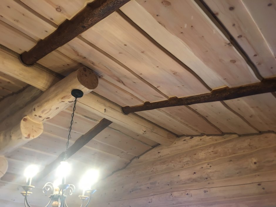 Потолок из необрезной доски