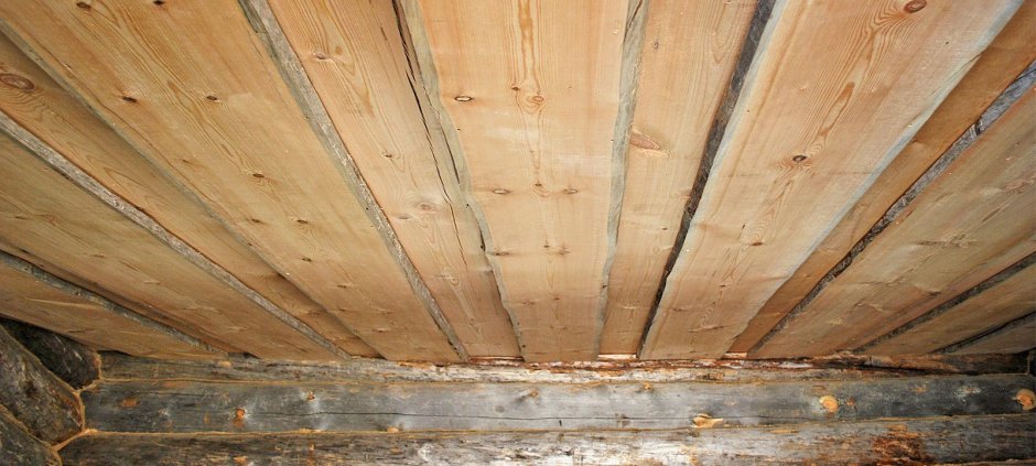 Необрезная доска на потолок