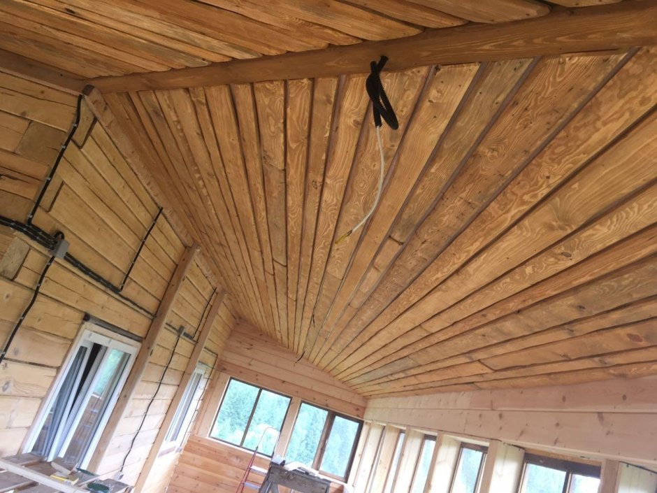 Необрезная доска на потолок