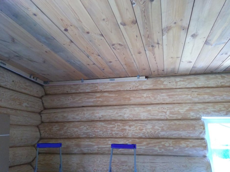 Бревенчатый потолок в бане