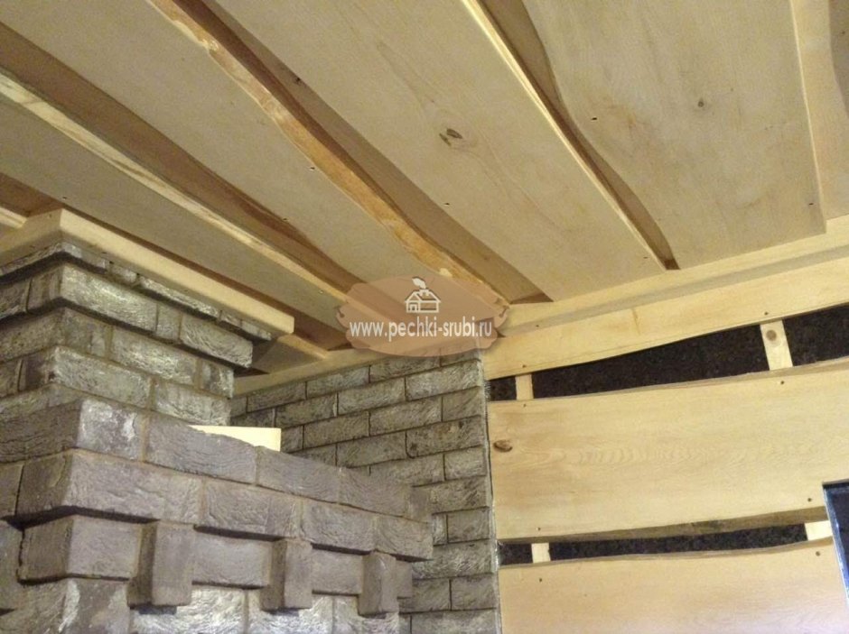 Потолок в парной из необрезной доски