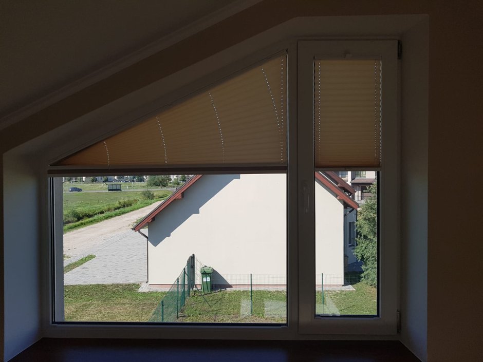 Рулонные шторы на скошенные окна