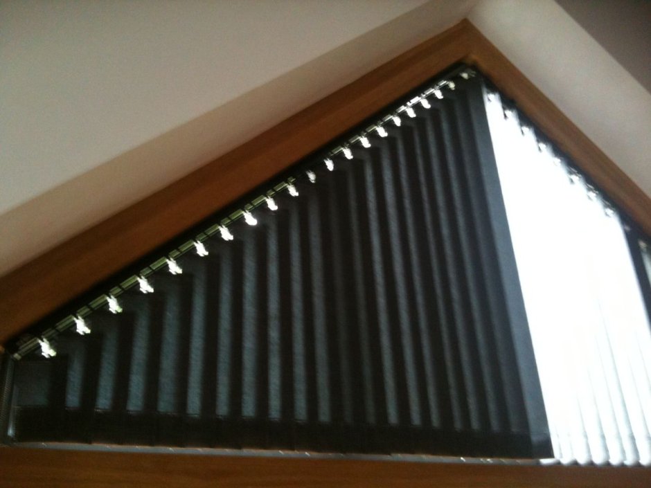 Вертикальные жалюзи на треугольные окна