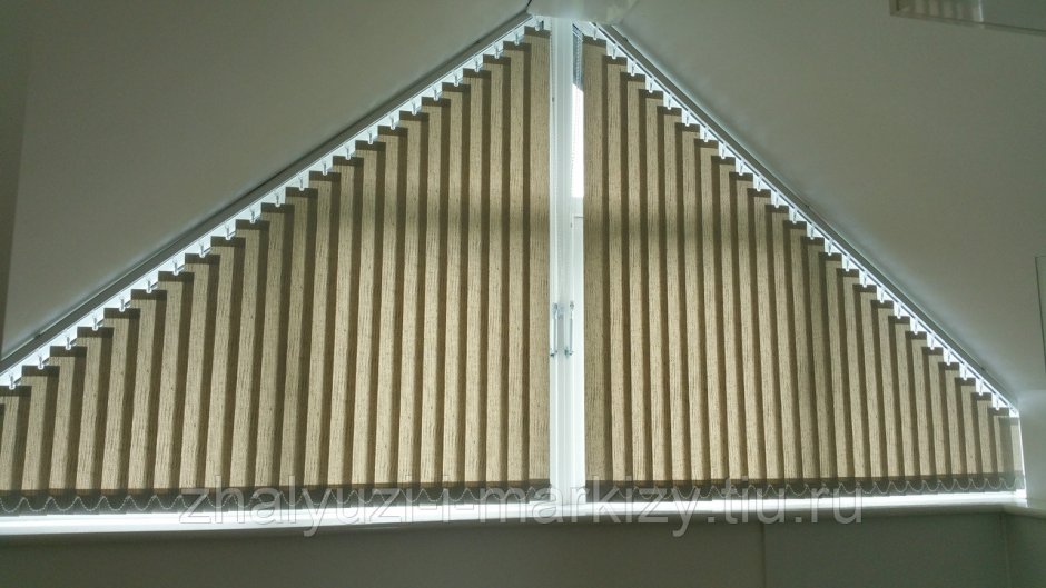 Вертикальные жалюзи на треугольные окна