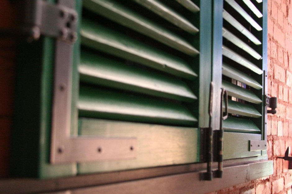 Деревянные регулируемые ставни