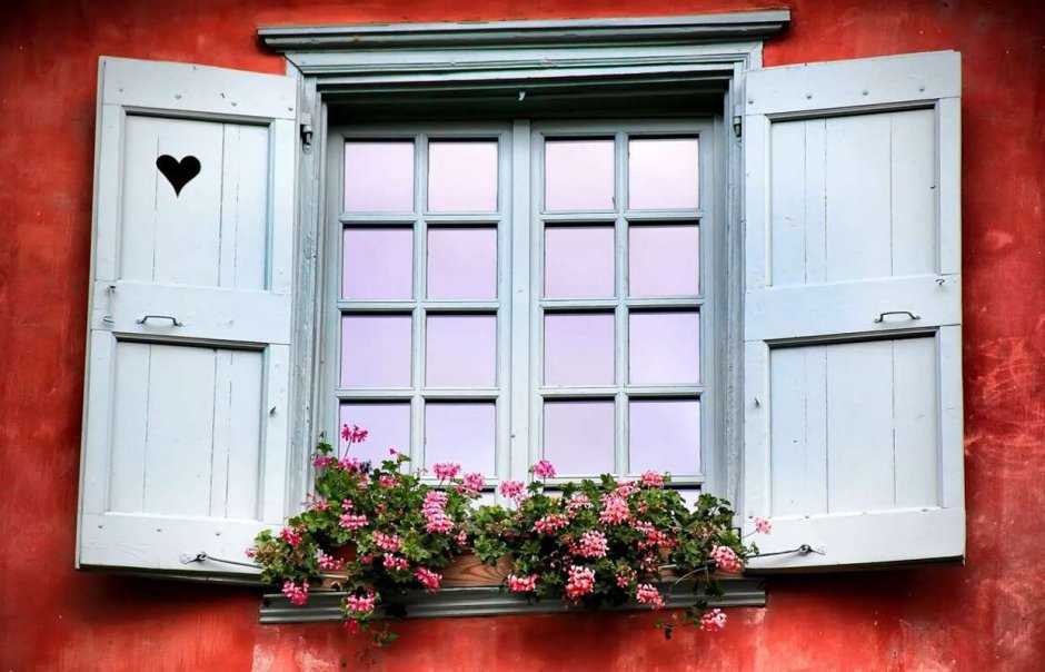 Современные окна со ставнями