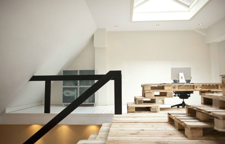 Временная лестница из поддонов на 2 этаж