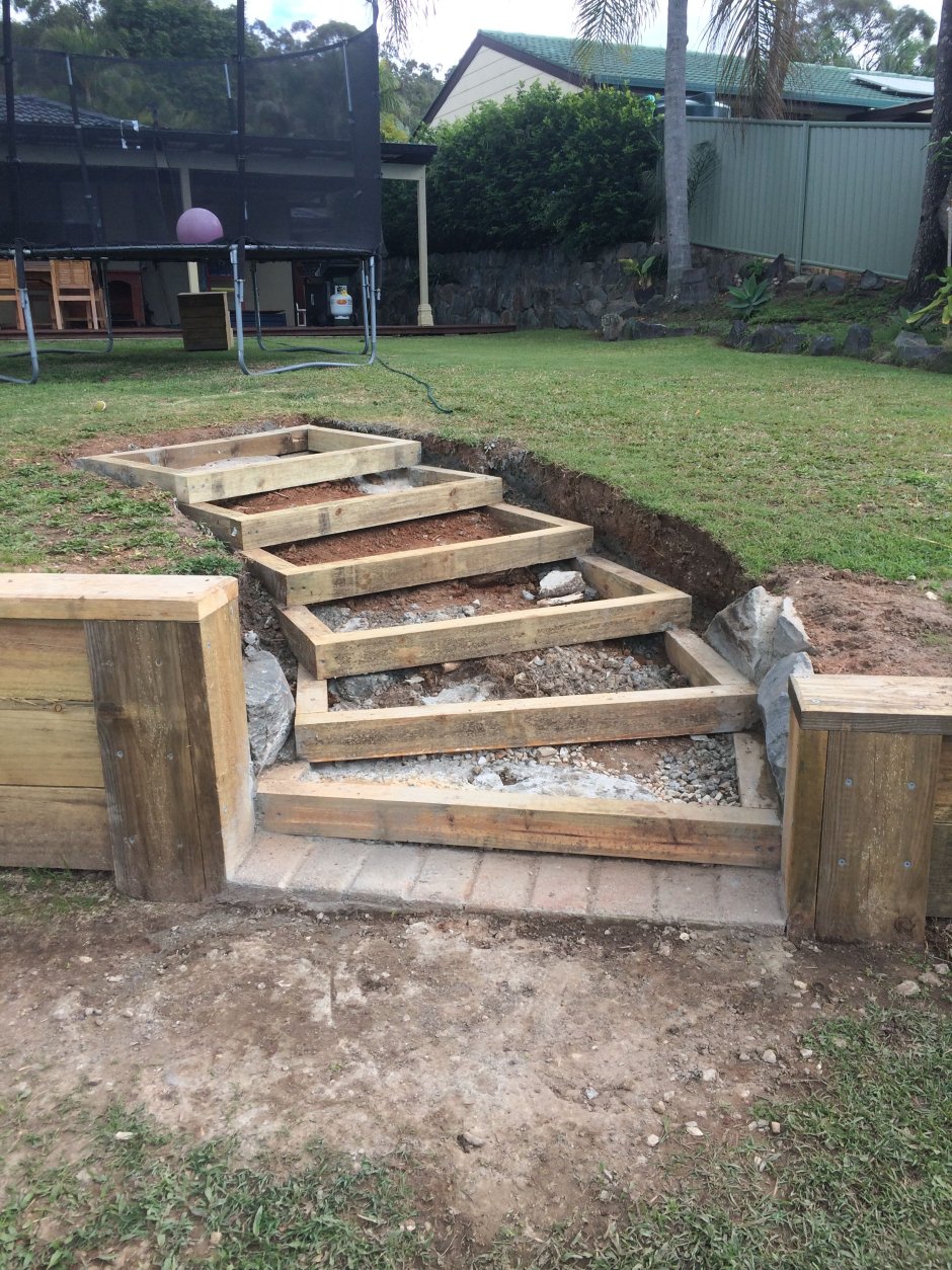 Ступеньки на даче из поддонов