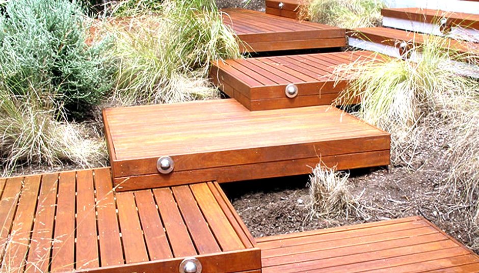 Деревянная дорожка к крыльцу