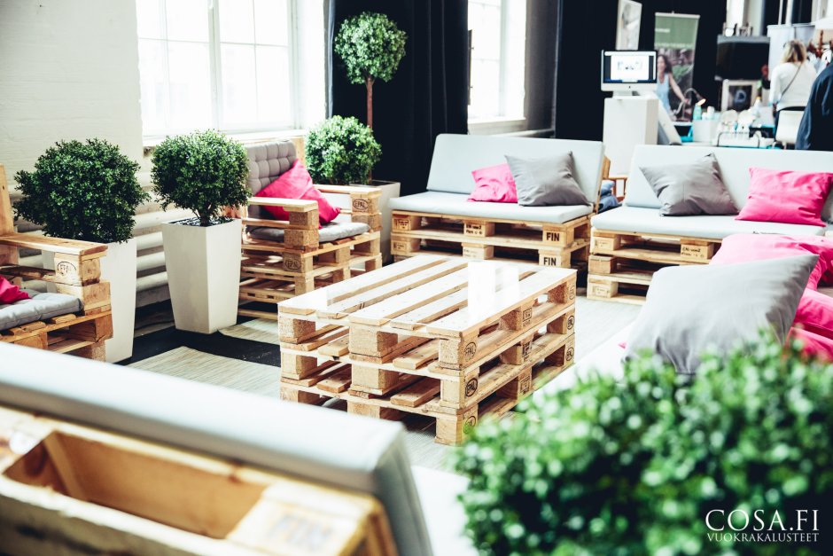 Паллеты в интерьере магазина