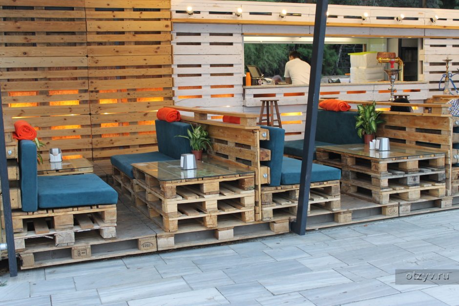 Диван из паллет на балкон