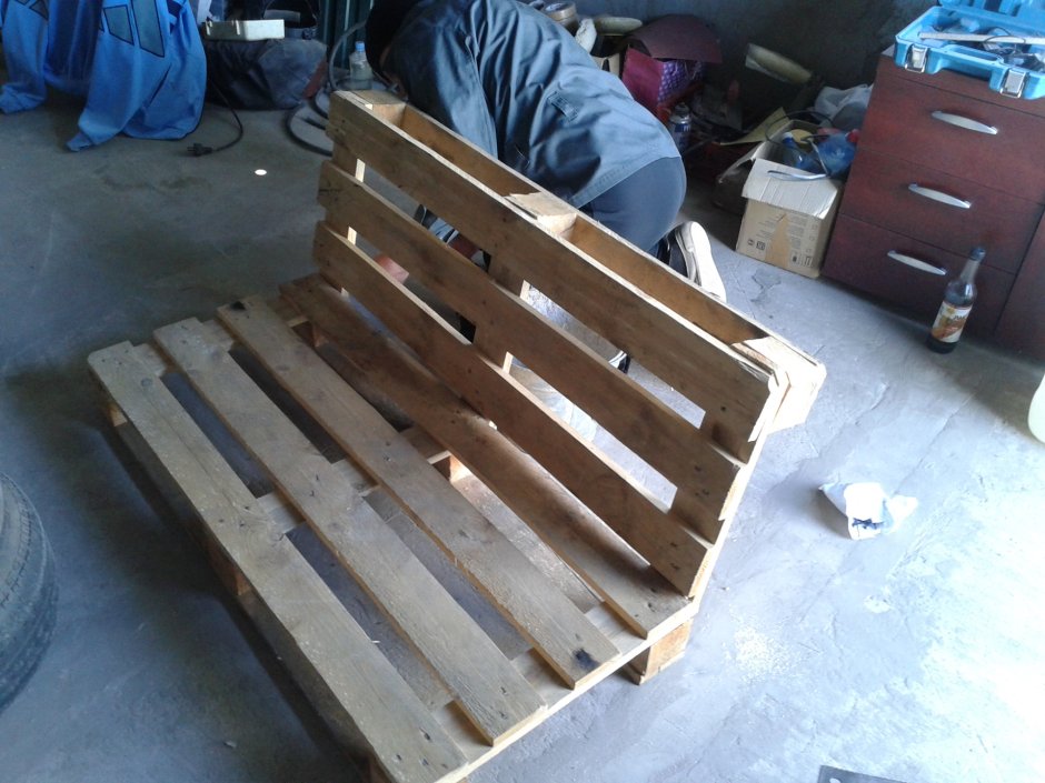 Стена из поддонов