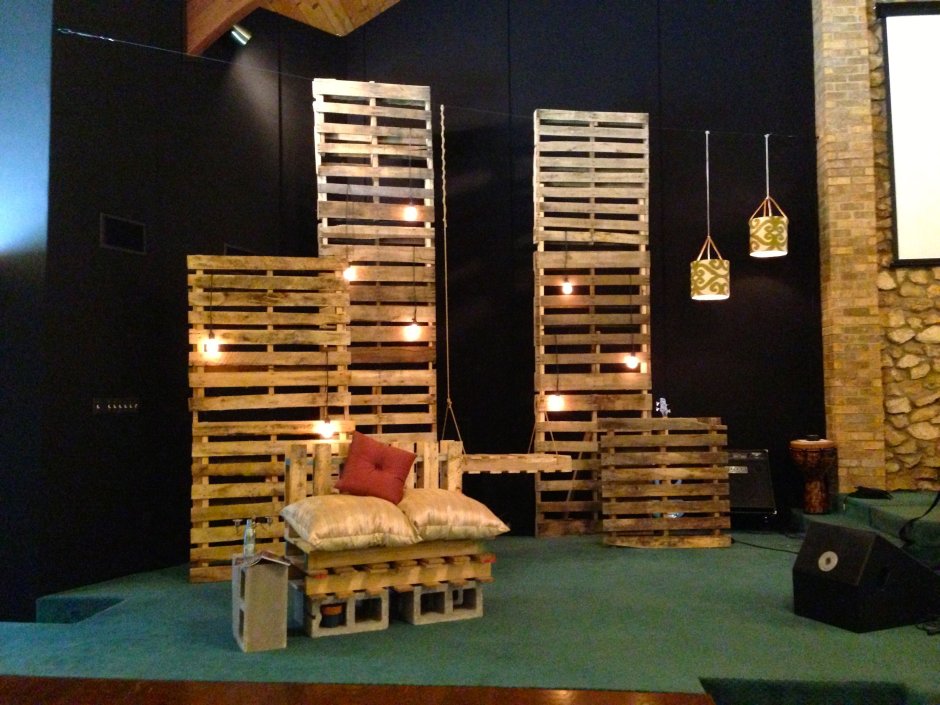 Лежанка из поддонов на балкон