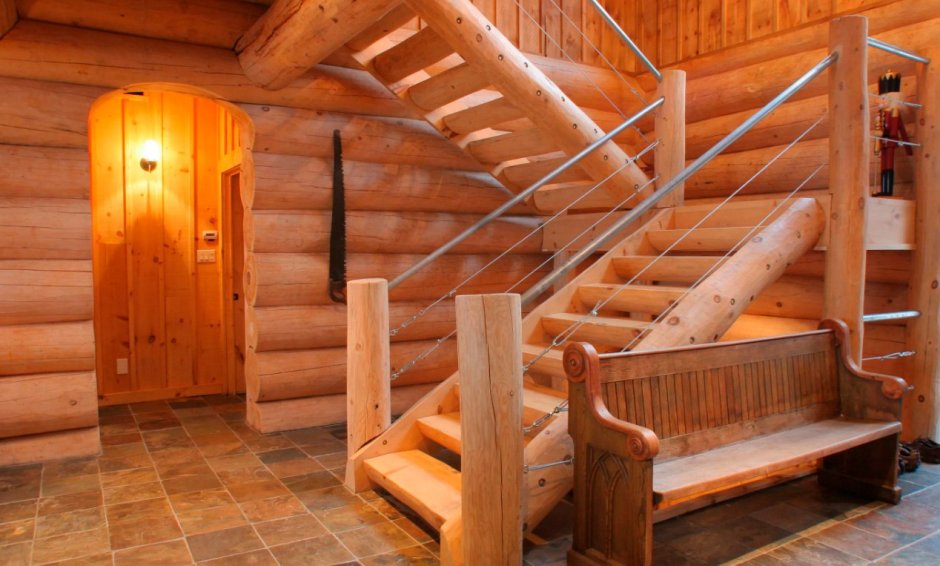 Деревянная лестница на 2 этаж в бревенчатом доме
