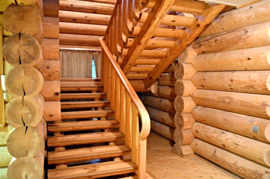 Лестница одномаршевая деревянная