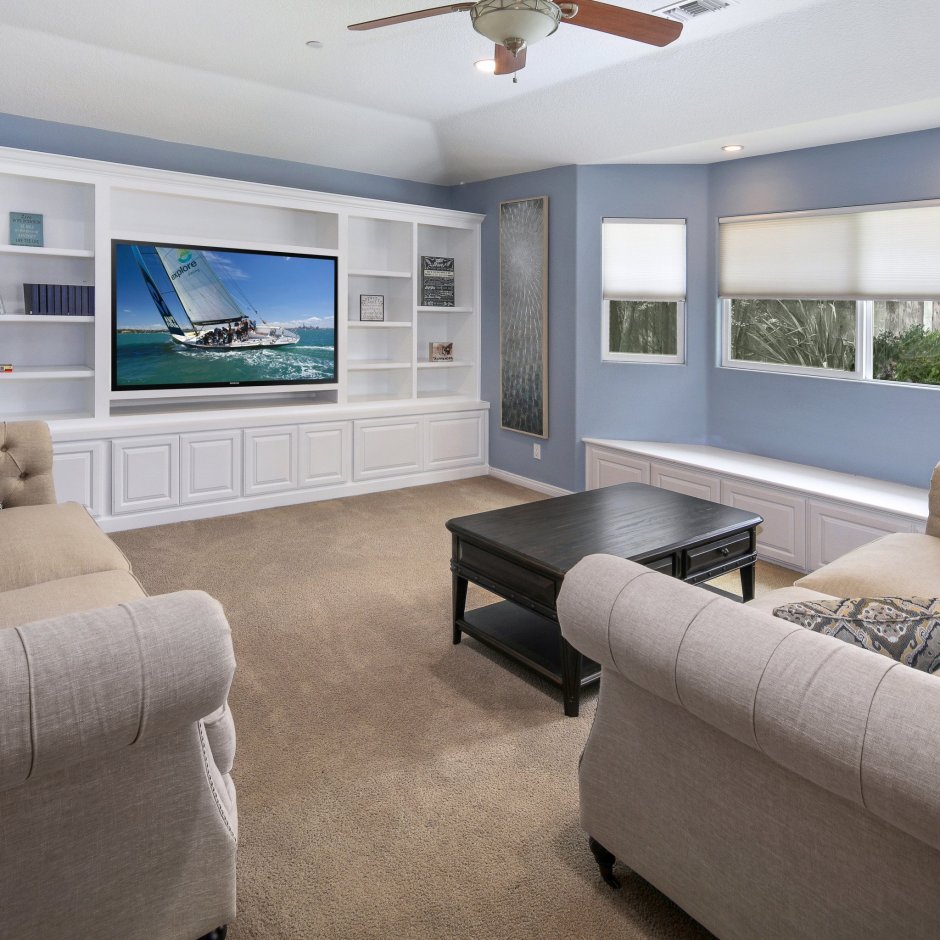 Гостиная с диваном и телевизором