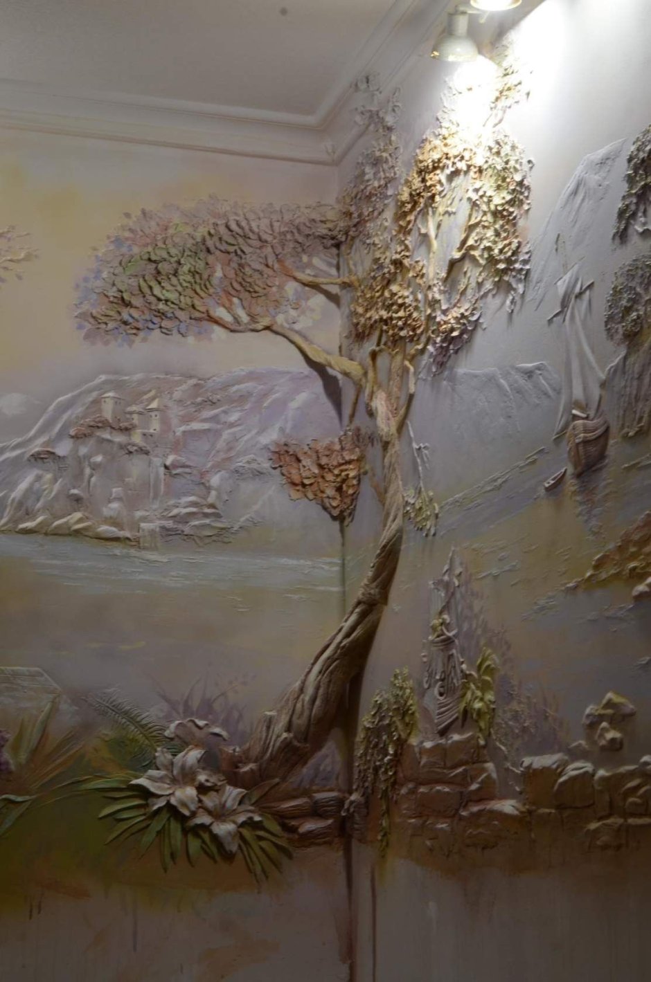 Лепнина дерево на стене