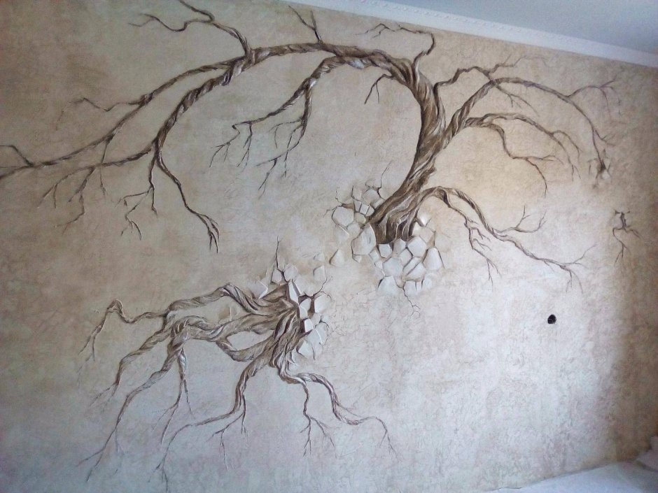 Дерево из шпаклевки на стене