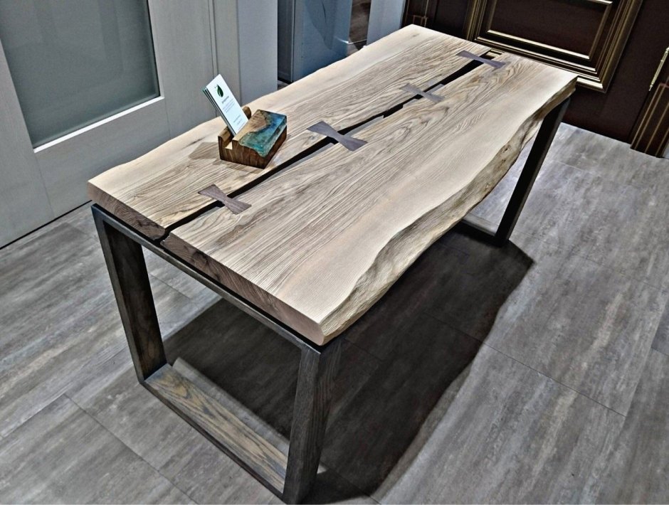 Журнальный столик деревянный полированный