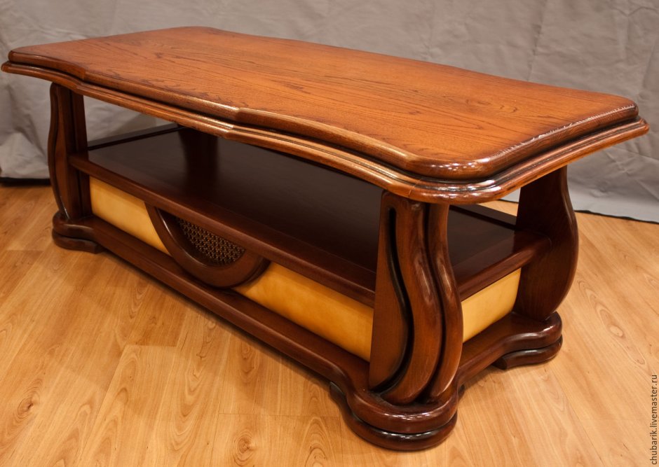 Резной журнальный столик из дерева