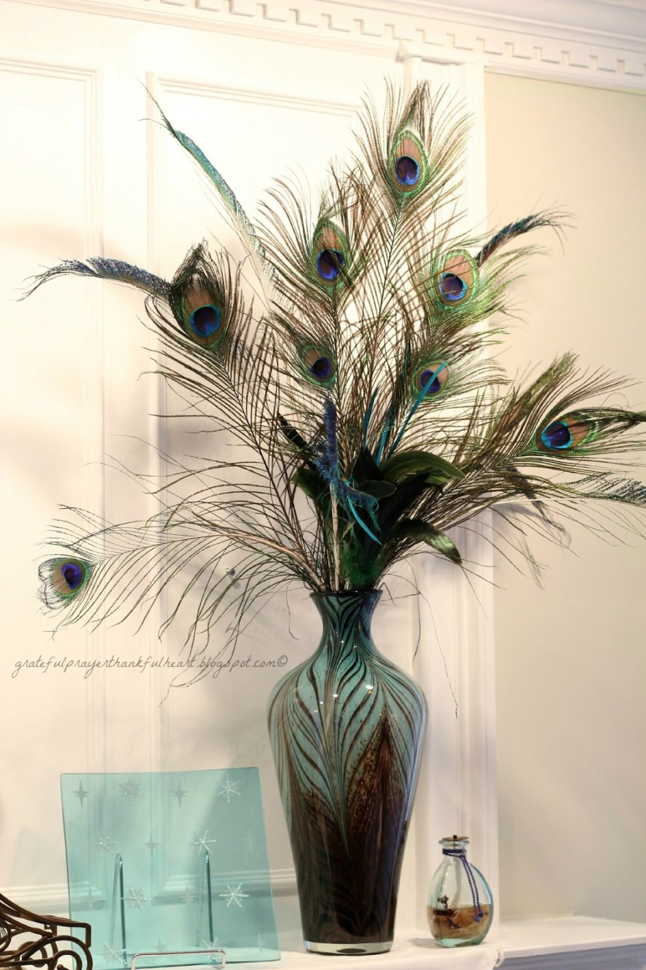 Декор перья в вазу