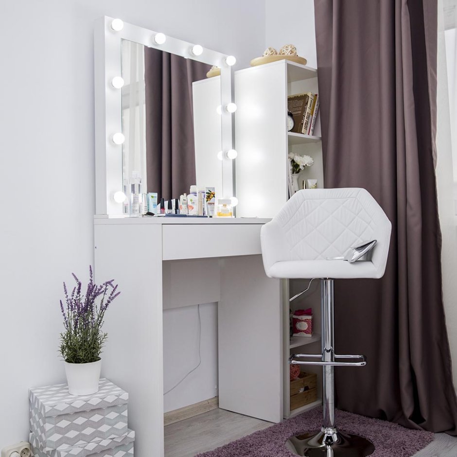 Угловой туалетный столик